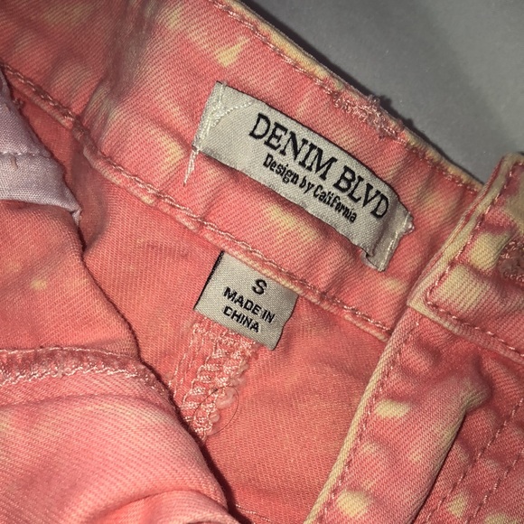 Distressed shorts - Picture 2 of 4